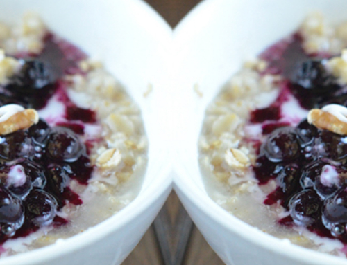 Pastel de moras azules con avena