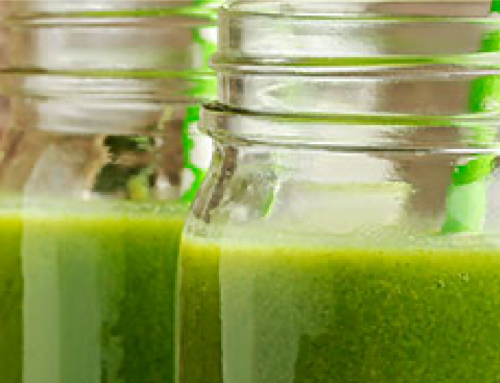 Agua de alfalfa pepino y miel para mejorar el funcionamiento digestivo