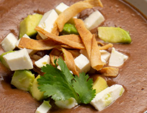 Crema de frijol con chipotle