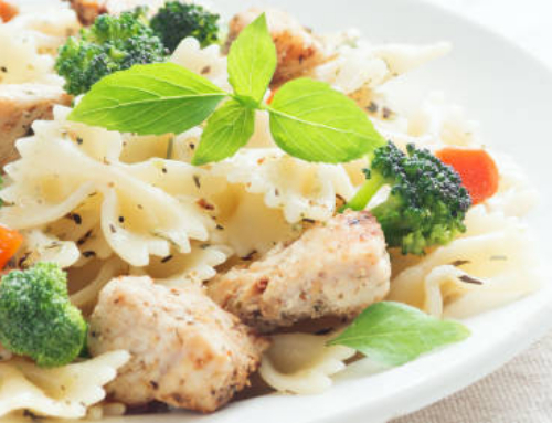 Ensalada de pasta con pechuga asada