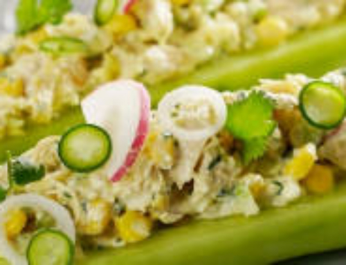 Pepinos rellenos de ensalada de pollo